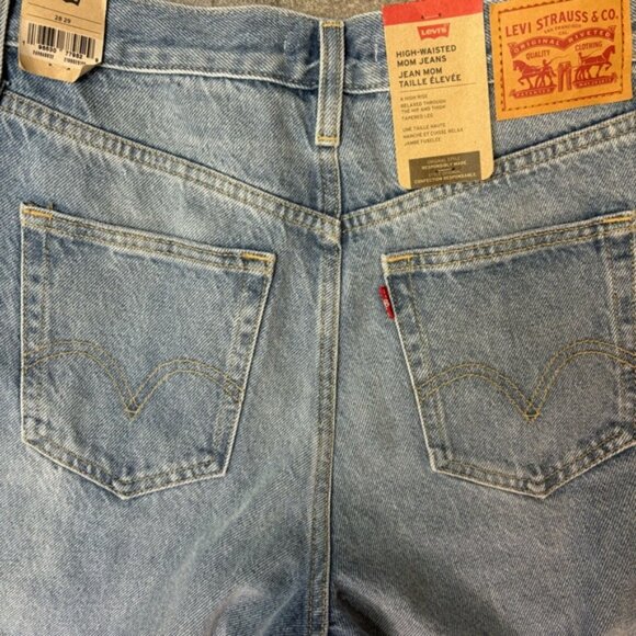 NWT LEVI'S Women's High Waisted Mom Jeans Distressed Ripped Size 28x29 - Picture 5 of 8
